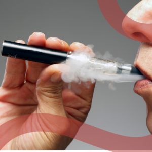 persona che fuma una sigaretta elettronica