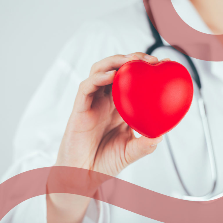 Cuore stilizzato in mano a medico