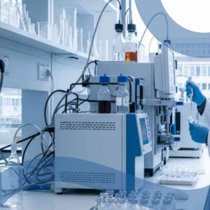 Ricercatrice osserva al microscopio colture cellulari in laboratorio, simbolo della Ricerca oncologica sul tumore al seno e sulla proteina NUMB