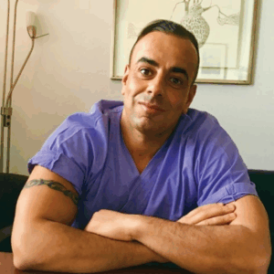 Il dottor Emad Al Jaber, Direttore dell’Unità di Cardiochirurgia Mininvasiva ed Endoscopica del Centro Cardiologico Monzino
