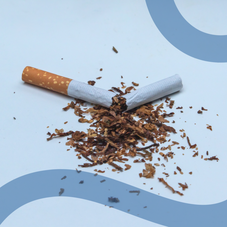 Due sigarette alle erbe medicinali su un tavolo di legno, simbolo delle alternative naturali al fumo tradizionale