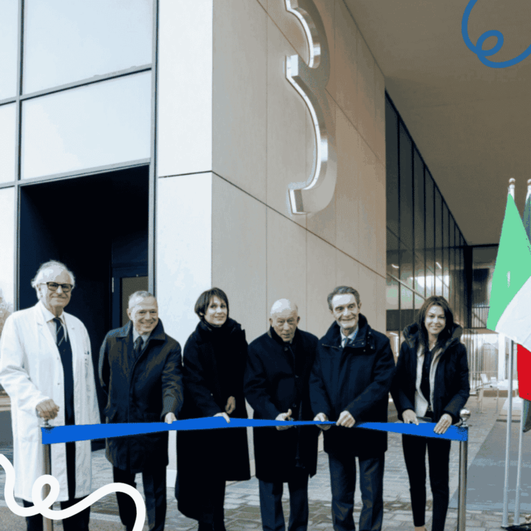 Taglio del nastro per l’inaugurazione di IEO 3 davanti all’ingresso del nuovo edificio.