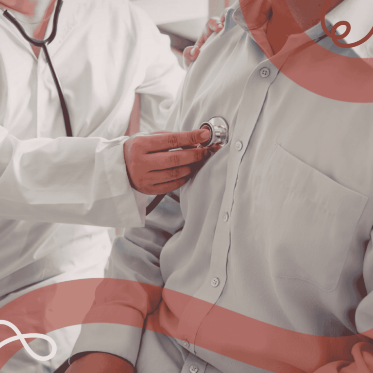 Medico che ascolta il torace di un paziente con uno stetoscopio durante una visita cardiologica in ambulatorio.