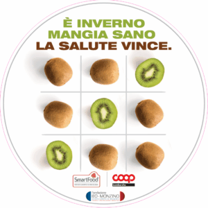Grafica con kiwi interi e a fette disposti a tris e il messaggio ‘È inverno, mangia sano. La salute vince’ per rappresentare il progetto portato avanti da Coop Lombardia, Smartfood e Fondazione IEO-MONZINO