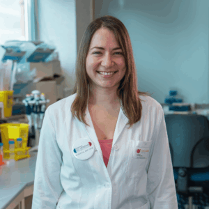 Immagine di Melania Lippi, ricercatrice del Monzino che lavora allo studio sulla terapia con mRNA del gene PKP2 per la cardiomiopatia aritmogena del ventricolo destro