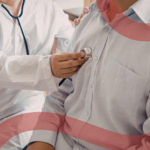 Medico che ascolta il torace di un paziente con uno stetoscopio durante una visita cardiologica in ambulatorio.