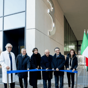 Taglio del nastro per l’inaugurazione di IEO 3 davanti all’ingresso del nuovo edificio.