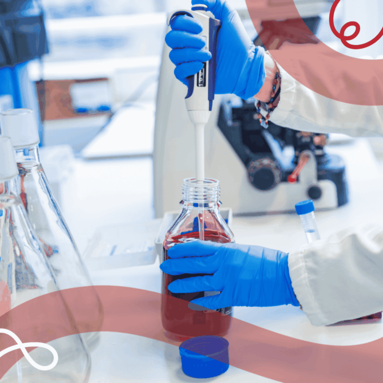 Immagine di una persona all'interno di un laboratorio