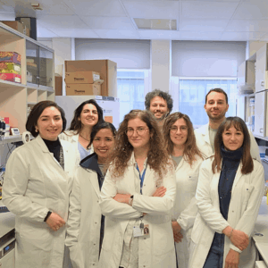 Foto della Dott.ssa Arianna Zancuoghi e del team di Ricerca sui melanomi