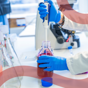 Immagine di una persona all'interno di un laboratorio