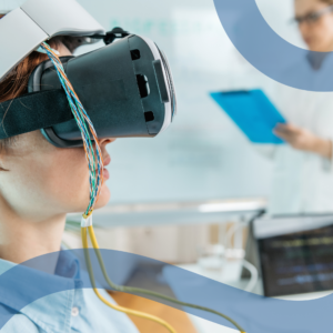 Immagine di una giovane donna che indossa il visore per la realtà virtuale