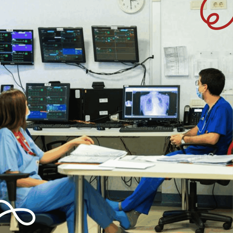 Immagine medici che osservano una risonanza magnetica