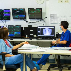 Immagine medici che osservano una risonanza magnetica
