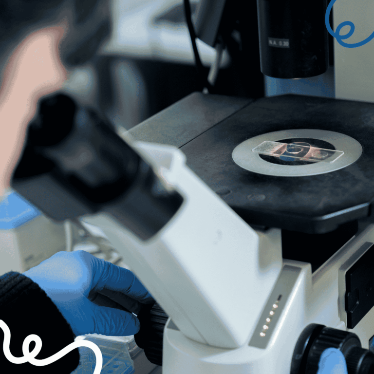 Immagine ricercatore che guarda al microscopio