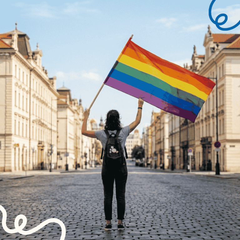 Immagine persona con in mano una bandiera arcobaleno