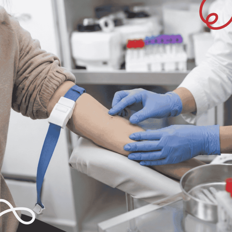 Immagine di un medico che sta esaminando il braccio di un paziente per eseguire un esame del sangue